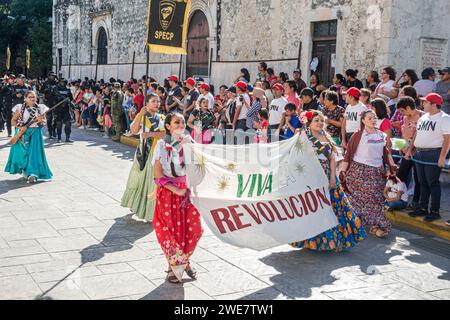 Merida Mexico, Centro Historico Central Historico Central Historico, Parade Tag der mexikanischen Revolution Regierungsfeiertag, Frau Frauen weiblich, Erwachsene Erwachsene, residieren Stockfoto