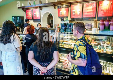 Merida Mexico, Zona Paseo Montejo Centro, Starbucks Café Business, Innenraum drinnen, Warteschlangen Kunden warten auf Bestellung, Mann Männer m Stockfoto