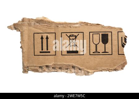 Zerrissenes Papppapier mit Verpackungssymbolen auf weißem Hintergrund mit Beschneidungspfad Stockfoto