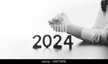 Neujahr 2024 Christen beten und verehren mit Händen zusammen, Kirche und Religion Glauben und Glaubenshintergrund Stockfoto