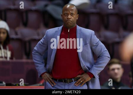 Blacksburg, Virginia, USA. Januar 2024. Earl Grant, Cheftrainer der Boston College Eagles, sieht sich beim NCAA Männer Basketballspiel zwischen den Boston College Eagles und den Virginia Tech Hokies im Cassell Coliseum in Blacksburg, Virginia, an. Greg Atkins/CSM/Alamy Live News Stockfoto