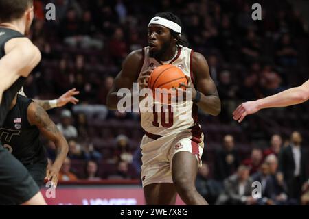 Blacksburg, Virginia, USA. Januar 2024. Während des NCAA Männer Basketballspiels zwischen den Boston College Eagles und den Virginia Tech Hokies im Cassell Coliseum in Blacksburg, Virginia, fährt Prinz Aligbe (10) zur Farbe. Greg Atkins/CSM/Alamy Live News Stockfoto