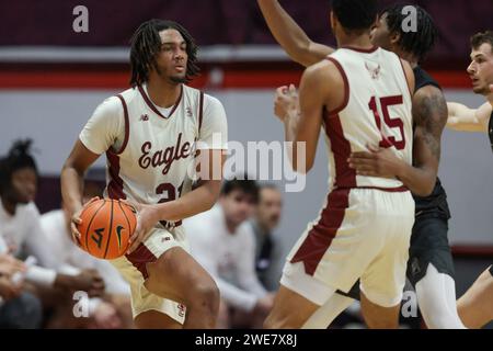 Blacksburg, Virginia, USA. Januar 2024. Devin McGlockton (21) will beim NCAA Männer Basketballspiel zwischen den Boston College Eagles und den Virginia Tech Hokies im Cassell Coliseum in Blacksburg, Virginia, bestehen. Greg Atkins/CSM/Alamy Live News Stockfoto