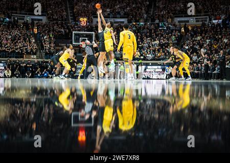 West Lafayette, Indiana, USA. Januar 2024. Purdue Boilermakers Center ZACH EDEY (15) und Michigan Wolverines Stürmer TARRIS REED JR (32) während des NCAA menÃs Basketballspiels zwischen den Michigan Wolverines und den Purdue Boilermakers am Dienstag, 23. Januar 2024, in der Mackey Arena in West Lafayette, Ind (Kreditbild: © David Wegiel/ZUMA Press Wire) NUR REDAKTIONELLE VERWENDUNG! Nicht für kommerzielle ZWECKE! Stockfoto