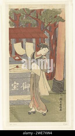 Kellnerin Osen im Kasamori-Heiligtum, Suzuki Harunobu, 1765 - 1769 Druckfrau, die Kellnerin des Kagiya-Teefensters, mit einer quadratischen Platte in der rechten Hand, stehend am Wasserbecken eines Tempels; im Hintergrund Ceders und der rote Fuß eines Torii. Japan Papierfarbe Holzschnitt Tempel, Schrein  nicht-christliche Religionen. Na ja. Bäume Stockfoto