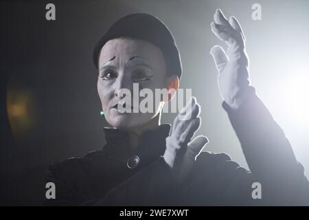 Dramatisches Porträt eines traurigen Mime-Künstlers mit Tränen-Make-up auf der Bühne im Hintergrund Stockfoto