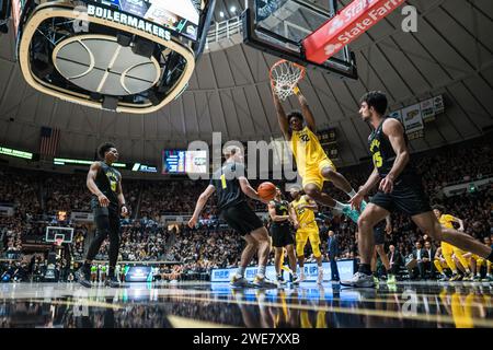 West Lafayette, Indiana, USA. Januar 2024. Michigan Wolverines stürzte TARRIS REED JR (32) mit einem Dunk während des NCAA menÃs Basketballspiels zwischen den Michigan Wolverines und den Purdue Boilermakers am Dienstag, 23. Januar 2024, in der Mackey Arena in West Lafayette, Ind (Kreditbild: © David Wegiel/ZUMA Press Wire) NUR REDAKTIONELLE VERWENDUNG! Nicht für kommerzielle ZWECKE! Stockfoto