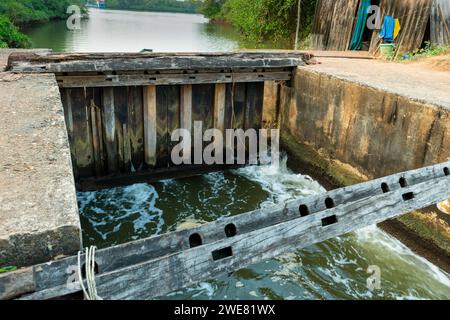 Ein alter hölzerner Damm über dem schmalen Abschnitt des Flusses in Goa, Indien. Stockfoto