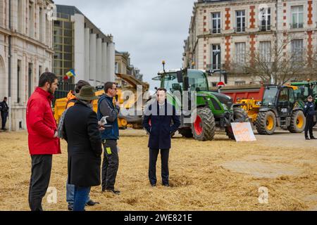 Poitiers, Frankreich. Januar 2024. © PHOTOPQR/LA NOUVELLE REPUBLIQUE/Mathieu Herduin ; POITIERS ; 23/01/2024 ; Le préfet de la Vienne, Jean-Marie Girier, et les représentants agricoles, les pieds dans la paille devant la préfecture de la Vienne, le 23 janvier 2024. POITIERS; 23.01.2024; Demonstration der Landwirte gegen zu viele französische und europäische Standards und um mehr Einkommen zu fordern. Die Bauern gießen am 23. Januar 2024 vor dem Leclerc-Supermarkt in Poitiers Gülle aus. Credit: MAXPPP/Alamy Live News Stockfoto