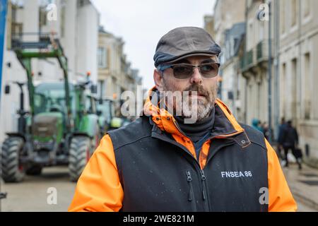 Poitiers, Frankreich. Januar 2024. © PHOTOPQR/LA NOUVELLE REPUBLIQUE/Mathieu Herduin ; POITIERS ; 23/01/2024 ; Stéphane Berger, Président Départemental de la FNSEA pendant une manifestation agricole devant les grilles de la préfecture de la Vienne, le 23 janvier 2024. POITIERS; 23.01.2024; Demonstration der Landwirte gegen zu viele französische und europäische Standards und um mehr Einkommen zu fordern. Die Bauern gießen am 23. Januar 2024 vor dem Leclerc-Supermarkt in Poitiers Gülle aus. Credit: MAXPPP/Alamy Live News Stockfoto