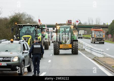 Poitiers, Frankreich. Januar 2024. © PHOTOPQR/LA NOUVELLE REPUBLIQUE/Mathieu Herduin ; POITIERS ; 23/01/2024 ; Manifestation agricole à l'appel de la FNSEA et des Jeunes Agriculteurs, le 23 janvier 2024. POITIERS; 23.01.2024; Demonstration der Landwirte gegen zu viele französische und europäische Standards und um mehr Einkommen zu fordern. Die Bauern gießen am 23. Januar 2024 vor dem Leclerc-Supermarkt in Poitiers Gülle aus. Credit: MAXPPP/Alamy Live News Stockfoto