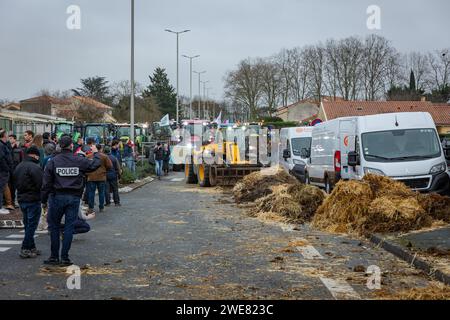 Poitiers, Frankreich. Januar 2024. © PHOTOPQR/LA NOUVELLE REPUBLIQUE/Mathieu Herduin ; POITIERS ; 23/01/2024 ; des agriculteurs versent du fumier devant l'hypermarché Leclerc de Poitiers le 23 janvier 2024. POITIERS; 23.01.2024; Demonstration der Landwirte gegen zu viele französische und europäische Standards und um mehr Einkommen zu fordern. Die Bauern gießen am 23. Januar 2024 vor dem Leclerc-Supermarkt in Poitiers Gülle aus. Credit: MAXPPP/Alamy Live News Stockfoto