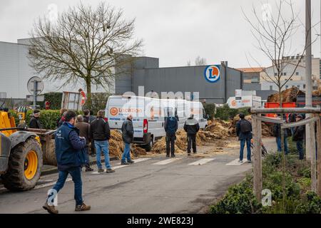 Poitiers, Frankreich. Januar 2024. © PHOTOPQR/LA NOUVELLE REPUBLIQUE/Mathieu Herduin ; POITIERS ; 23/01/2024 ; des agriculteurs versent du fumier devant l'hypermarché Leclerc de Poitiers le 23 janvier 2024. POITIERS; 23.01.2024; Demonstration der Landwirte gegen zu viele französische und europäische Standards und um mehr Einkommen zu fordern. Die Bauern gießen am 23. Januar 2024 vor dem Leclerc-Supermarkt in Poitiers Gülle aus. Credit: MAXPPP/Alamy Live News Stockfoto