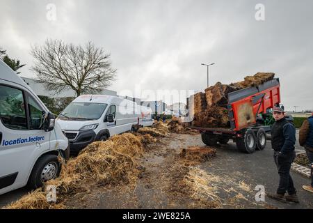 Poitiers, Frankreich. Januar 2024. © PHOTOPQR/LA NOUVELLE REPUBLIQUE/Mathieu Herduin ; POITIERS ; 23/01/2024 ; des agriculteurs versent du fumier devant l'hypermarché Leclerc de Poitiers le 23 janvier 2024. POITIERS; 23.01.2024; Demonstration der Landwirte gegen zu viele französische und europäische Standards und um mehr Einkommen zu fordern. Die Bauern gießen am 23. Januar 2024 vor dem Leclerc-Supermarkt in Poitiers Gülle aus. Credit: MAXPPP/Alamy Live News Stockfoto