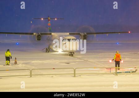 Braathens Airline ATR-72-600 Flugzeuge, die in starkem Schnee Rollen. Passagierflugzeug im Schnee am Flughafen. Zweimotorige Passagierflugzeuge bei Nacht in Umeå Stockfoto