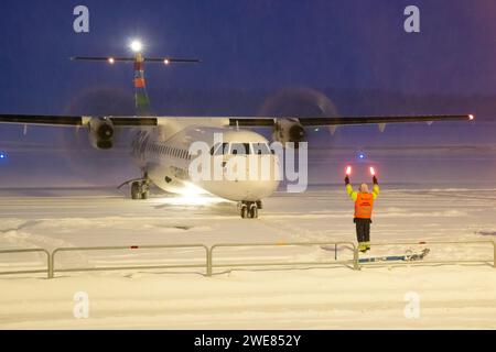 Braathens Airline ATR-72-600 Flugzeuge, die in starkem Schnee Rollen. Passagierflugzeug im Schnee am Flughafen. Zweimotorige Passagierflugzeuge bei Nacht in Umeå Stockfoto