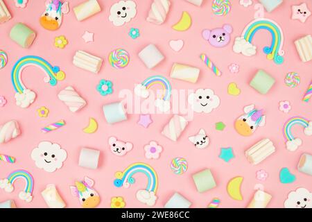 Pastellrosa kawaii-Hintergrund mit niedlichen Zeichentricktieren, Einhörnern, Regenbögen Stockfoto