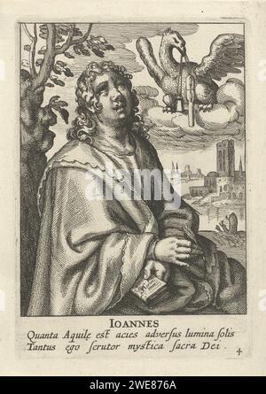 Johannes, Pieter Feddes van Harlingen, 1611–1623 Druck Johannes der Evangelist steht einem Baum gegenüber, mit einem Buch in der Hand. Er schaut auf sein Attribut: Einen Adler mit Tintenbehälter und Schreibutensilien im Mund. Eine Stadt im Hintergrund. Unter der Ausstellung eine Inschrift in lateinischer Sprache. Friesland-Papier, das Leben und Akte von Johannes dem Evangelisten ätzt. Menschliche Figur mit Adlerkopf  Symbol der St. John Stockfoto