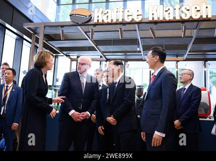 24. Januar 2024, Vietnam, Ho-Chi-Minh-Stadt (saigon): Bundespräsident Frank-Walter Steinmeier und seine Frau Elke Büdenbender werden im Deutschen Haus von Phan Van Mai (3. Von rechts), Vorsitzender des Volkskomitees der Ho-Chi-Minh-Stadt, begrüßt. Bundespräsident Steinmeier und seine Frau besuchen Vietnam und Thailand auf einer viertägigen Reise nach Südostasien. Foto: Bernd von Jutrczenka/dpa Stockfoto