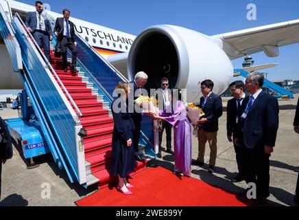 24. Januar 2024, Vietnam, Ho-Chi-Minh-Stadt (saigon): Bundespräsident Frank-Walter Steinmeier und seine Frau Elke Büdenbender erreichen den internationalen Flughafen Tan Son Nhat in Ho-Chi-Minh-Stadt. Bundespräsident Steinmeier und seine Frau besuchen Vietnam und Thailand auf einer viertägigen Reise nach Südostasien. Foto: Bernd von Jutrczenka/dpa Stockfoto