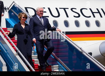 24. Januar 2024, Vietnam, Ho-Chi-Minh-Stadt (saigon): Bundespräsident Frank-Walter Steinmeier und seine Frau Elke Büdenbender erreichen den internationalen Flughafen Tan Son Nhat in Ho-Chi-Minh-Stadt. Bundespräsident Steinmeier und seine Frau besuchen Vietnam und Thailand auf einer viertägigen Reise nach Südostasien. Foto: Bernd von Jutrczenka/dpa Stockfoto