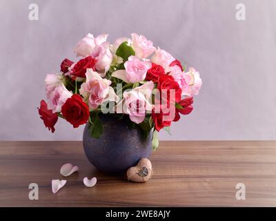 Rosen. Blumenstrauß von Rosen in Vase, mit Herz. Rosafarbene und rote Rosen. Stockfoto