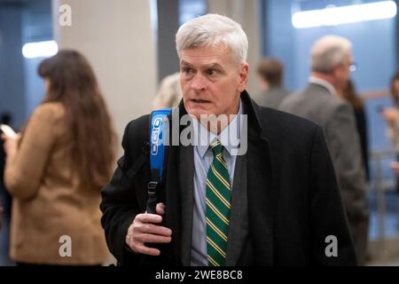 Washington, Usa. Januar 2024. Der US-Senator Bill Cassidy (Republikaner von Louisiana) spaziert durch die U-Bahn des Senats während einer Abstimmung im United States Capitol in Washington, DC, USA, Dienstag, 23. Januar. 2024. Foto: Rod Lamkey/CNP/ABACAPRESS.COM Credit: abaca Press/Alamy Live News Stockfoto