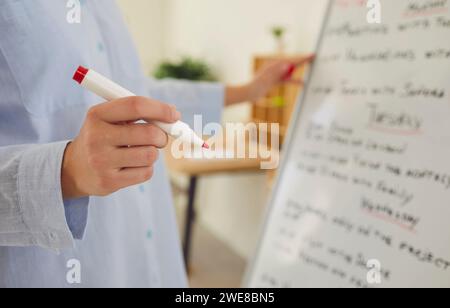 Weibliche Hand, die den roten Marker aus der Nähe hält Stockfoto