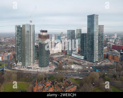 Drohnenbild von Renakers Entwicklung in New Jackson, einschließlich des Elizabeth Tower in der Crown Street, Deansgate Square und des Blade & Three60 im Bau Stockfoto