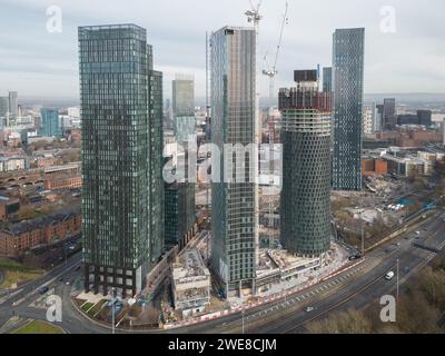 Drohnenbild von Renakers Entwicklung in New Jackson, einschließlich des Elizabeth Tower in der Crown Street, Deansgate Square und des Blade & Three60 im Bau Stockfoto