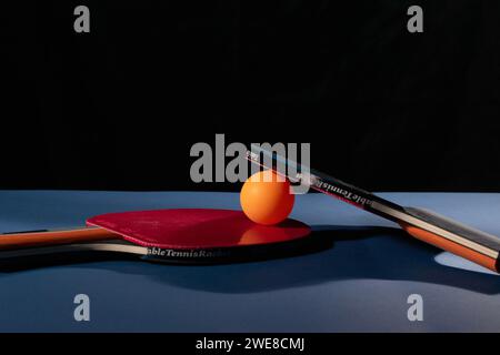 Tabel Tennis schwarz Hintergrund Stockfoto