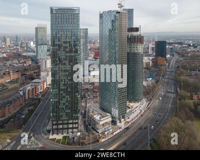 Drohnenbild von Renakers Entwicklung in New Jackson, einschließlich des Elizabeth Tower in der Crown Street, Deansgate Square und des Blade & Three60 im Bau Stockfoto