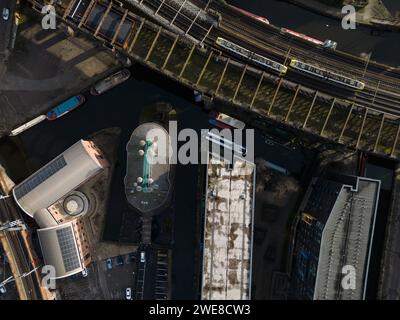 Drohnenbild mit Blick auf das Castlefield Viaduct, Giants Basin & Potato Wharf, Manchester, Großbritannien, einschließlich zwei Straßenbahnen und Lastkähne/Kanalboote, die vor Anker liegen Stockfoto