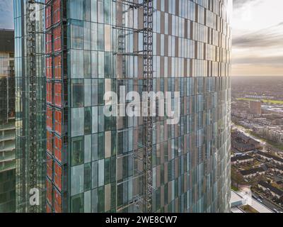 Luftbild in der Nähe der Wohntürme Blade und Three60 in Manchester, Großbritannien, die im Bau sind und Verkleidungen, Betonrahmen und Kräne zeigen Stockfoto