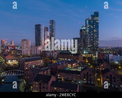 Dämmerungsdrohne mit Blick über Castlefield, Manchester in Richtung Deansgate Square, Castle Wharf, Crown Street, The Blade & Three60 Apartmenttürme Stockfoto