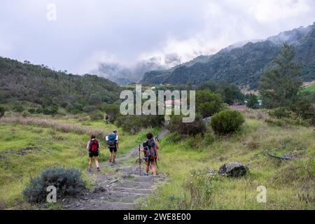 Eine Gruppe von Menschen wandert in den Bergen des Kreises von Mafate in Marla, Insel Réunion. Diese tropische Insel ist beliebt für Wanderungen und Wanderungen Stockfoto