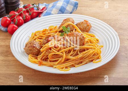 Italienische Spaghetti mit Fleischbällchen in Tomatensauce Stockfoto