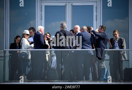 24. Januar 2024, Vietnam, Ho-Chi-Minh-Stadt (saigon): Bundespräsident Frank-Walter Steinmeier (4. V. l.) gibt nach einem Treffen mit Vertretern der deutschen und vietnamesischen Wirtschaft eine Pressemitteilung auf der Dachterrasse des Deutschen Hauses ab. Bundespräsident Steinmeier und seine Frau besuchen Vietnam und Thailand während einer viertägigen Reise nach Südostasien. Foto: Bernd von Jutrczenka/dpa Stockfoto