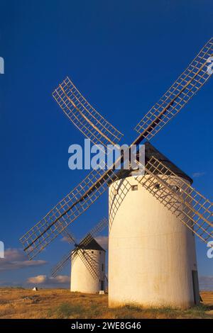 Windmühlen auf dem Hügel Cresteria Manchega in der Nähe von Consuegra, Castilla–La Mancha, Spanien Stockfoto