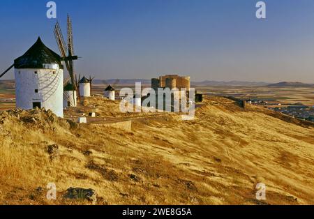 Windmühlen, Schloss La Muela, auf dem Hügel Cresteria Manchega, Sonnenaufgang, nahe Consuegra, Castilla-La Mancha, Spanien Stockfoto