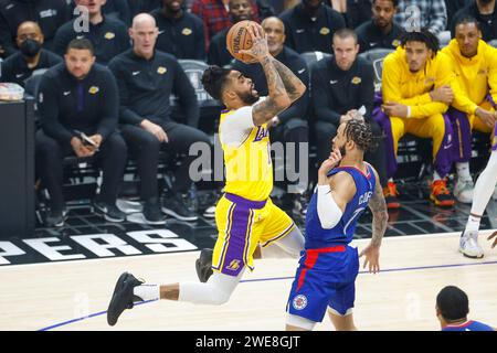 Los Angeles, Usa. Januar 2024. Los Angeles Lakers' D'Angelo Russell (L) schießt gegen Amir Coffey (R) der Los Angeles Clippers während eines NBA-Basketballspiels in der Crypto.com Arena. Clippers 127:116 Lakers Credit: SOPA Images Limited/Alamy Live News Stockfoto