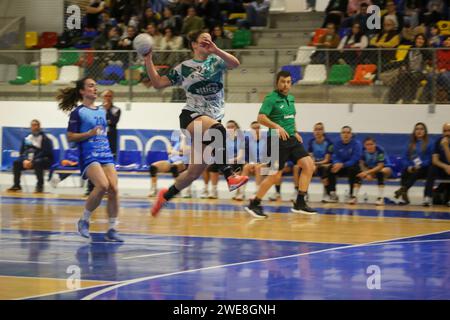 Oviedo, Spanien. Januar 2024. Oviedo, Spanien, 23. Januar 2024: Der Atticgo BM-Spieler. Elche, Pippy Wolfs (22, R) schießt in der zweiten Phase der XLV Copa de S.M. die Queen tritt in Lobas Global ATAC Oviedo und Atticgo BM ein. Elche, am 23. Januar 2024 im Florida Arena Municipal Sports Center in Oviedo, Spanien. (Foto: Alberto Brevers/Pacific Press) Credit: Pacific Press Media Production Corp./Alamy Live News Stockfoto