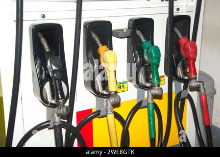 Die bunten Düsen für die Tankstelle funktionieren. Kraftstoffeinspritzdüsen in Tankstellen. Viele Arten von Einspritzdüsen sind in verschiedenen Farben erhältlich. Stockfoto