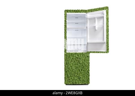 Umweltfreundlicher, energieeffizienter Kühlschrank aus Gras, isoliert auf weißem Hintergrund Stockfoto