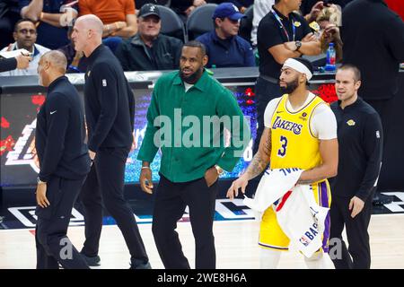 Los Angeles, Usa. Januar 2024. LeBron James (C) der Los Angeles Lakers spricht mit Anthony Davis #3 der Los Angeles Lakers während eines NBA-Basketballspiels gegen die Los Angeles Clippers in der Crypto.com Arena. Clippers 127:116 Lakers (Foto: Ringo Chiu/SOPA Images/SIPA USA) Credit: SIPA USA/Alamy Live News Stockfoto