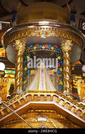 Jungfrau Maria, Statue auf Hochaltar in der Pfarrkirche der Himmelfahrt der Jungfrau Maria im Kloster der Heiligen Eucharistie,. Stockfoto