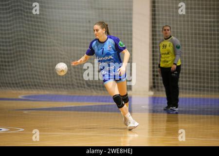 Oviedo, Asturien, Spanien. Januar 2024. Oviedo, Spanien, 23. Januar 2024: Lobas Global ATAC Oviedo-Spieler Miriam Cortina (7) dribbelt den Ball während der zweiten Phase der XLV Copa de S.M. die Königin tritt in Lobas Global ATAC Oviedo und Atticgo BM ein. Elche, am 23. Januar 2024 im Florida Arena Municipal Sports Center in Oviedo, Spanien. (Kreditbild: © Alberto Brevers/Pacific Press via ZUMA Press Wire) NUR REDAKTIONELLE VERWENDUNG! Nicht für kommerzielle ZWECKE! Stockfoto