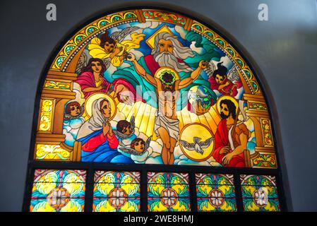 Buntglasbild von Jesus am Kreuz im Kirchenfenster des Klosters der Heiligen Eucharistie, auch bekannt als Heiligtum unserer Lieben Frau von Lindogon. Stockfoto