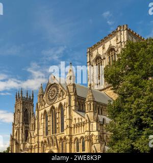 York Minster, Südfront mit Rosenfenster und zentralem Turm. York, North Yorkshire, Großbritannien Stockfoto