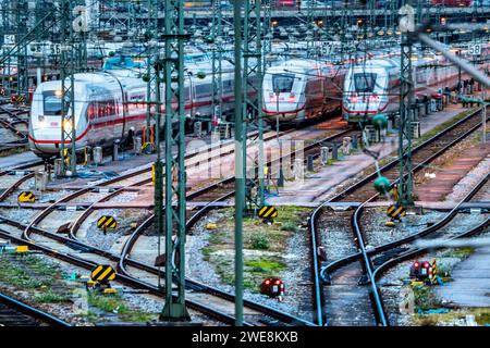 GDL-Streik, abgestellte ICE Züge der Deutschen Bahn, München, 24. Januar 2024 Deutschland, München, 24. Januar 2024, GDL-Streik, ICE Züge der Deutschen Bahn abgestellt in der Nähe des Hauptbahnhofs, morgens um 8:30 Uhr, sechstägiger GDL-Streik von Mittwoch bis Montag, Deutsche Bahn, Tarifrunde, Verkehr, Bayern, *** GDL Streik, Deutsche Bahn ICE Züge parken, München, 24. Januar 2024 Deutschland, München, 24. Januar 2024, GDL-Streik, ICE-Züge der Deutschen Bahn parkten in der Nähe des Hauptbahnhofs, morgens um 8 Uhr Stockfoto